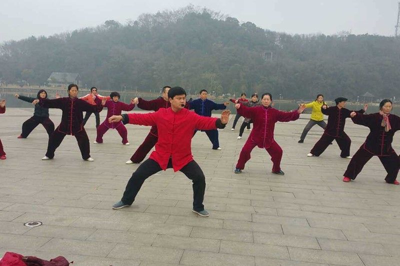 户外太极拳集体练习