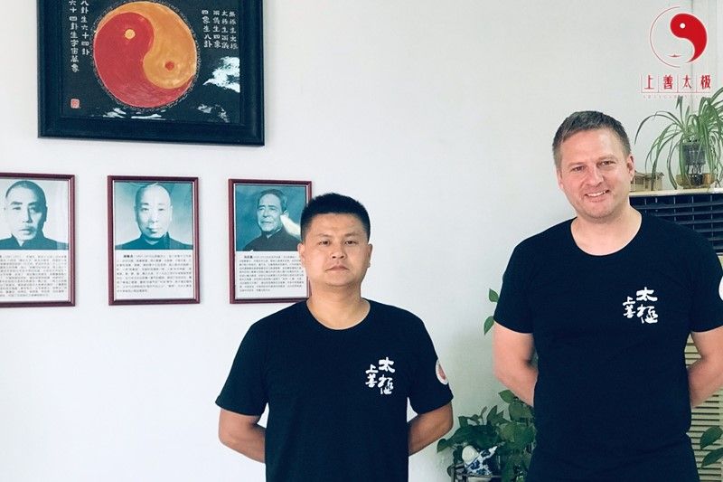 张林三老师与英国学员 Steven 在拳馆