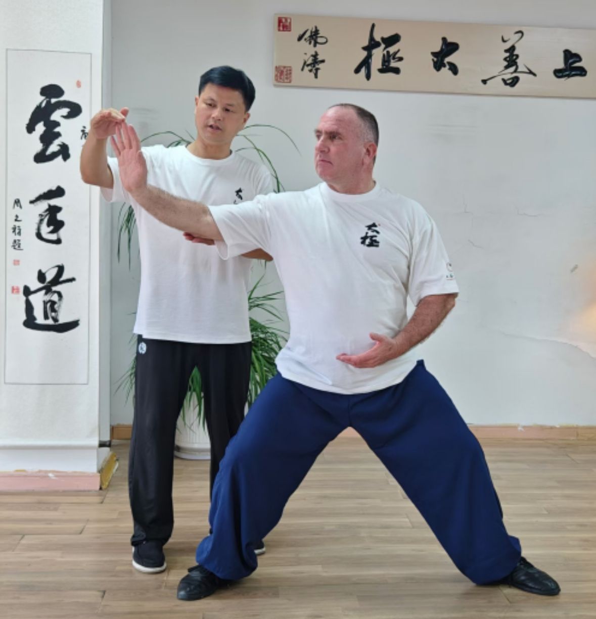 张林三老师为外籍学员纠正拳架