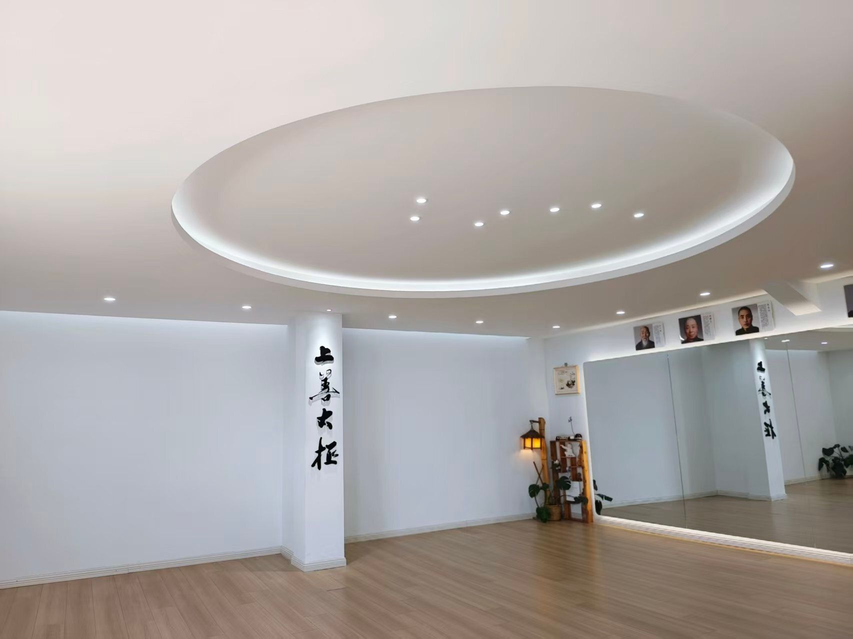 木渎总馆练功大厅：镜面墙与历代宗师像