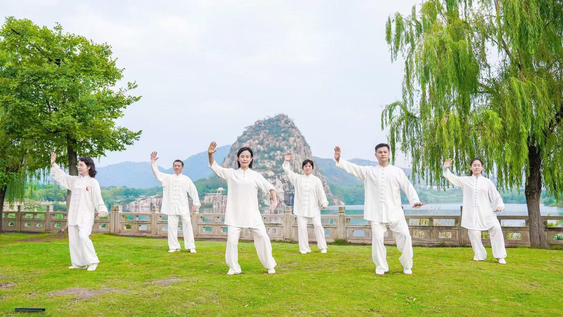 学员在寿桃湖景区道德广场晨练